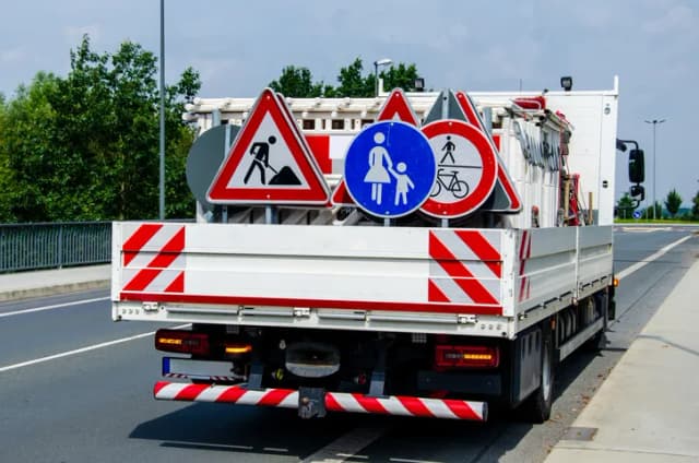 Kto stawia znaki drogowe na osiedlu i jak zgłosić ich brak? Kto stawia znaki drogowe na osiedlu i jak zgłosić ich brak?
