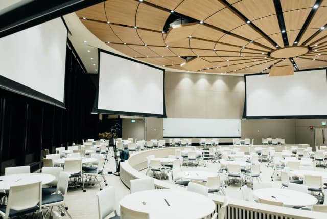 Wynajem sali konferencyjnej jaki VAT? Poznaj stawki i wyjątki. Wynajem sali konferencyjnej jaki VAT? Poznaj stawki i wyjątki.