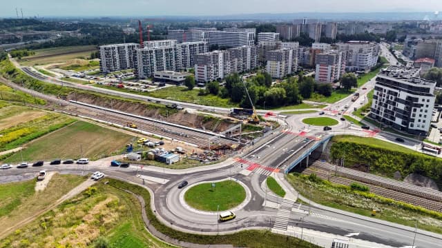 Jak dojechać do osiedla szkolnego w Krakowie - najlepsze połączenia komunikacyjne Jak dojechać do osiedla szkolnego w Krakowie - najlepsze połączenia komunikacyjne